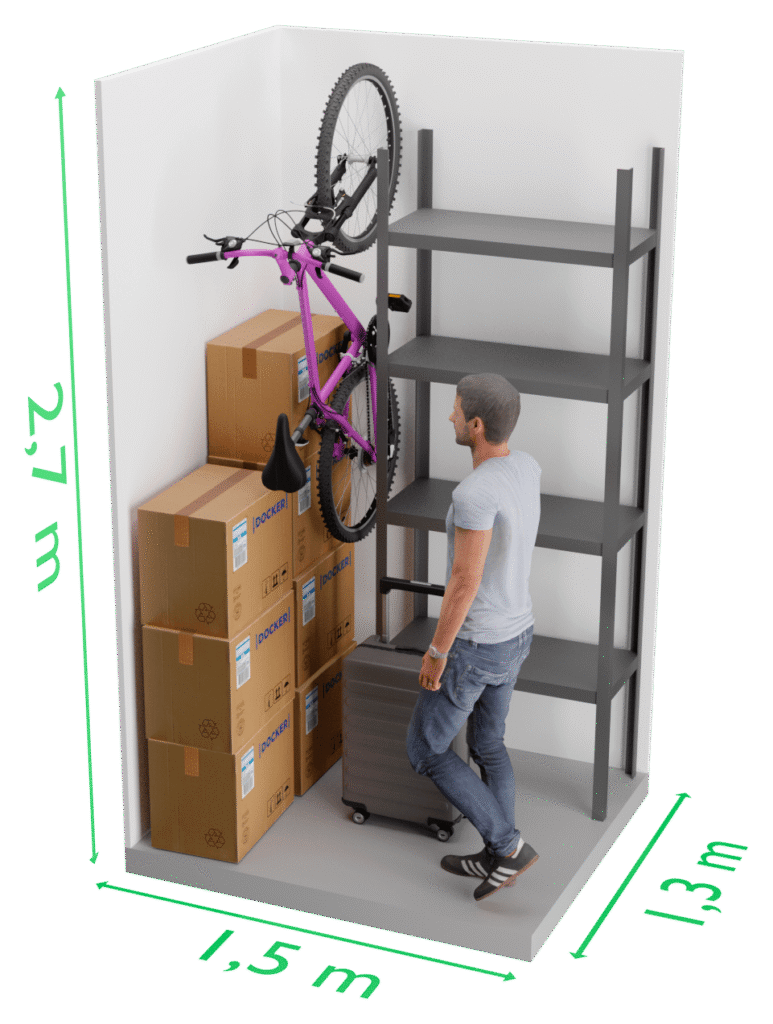 Hombre con bicicleta y cajas almacenadas.