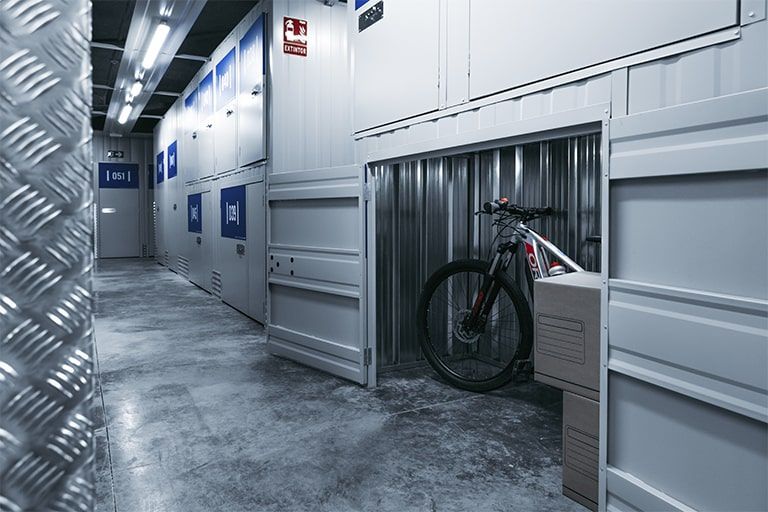 TRASTEROS COLINDRES 6 Bicicleta y cajas en un trastero