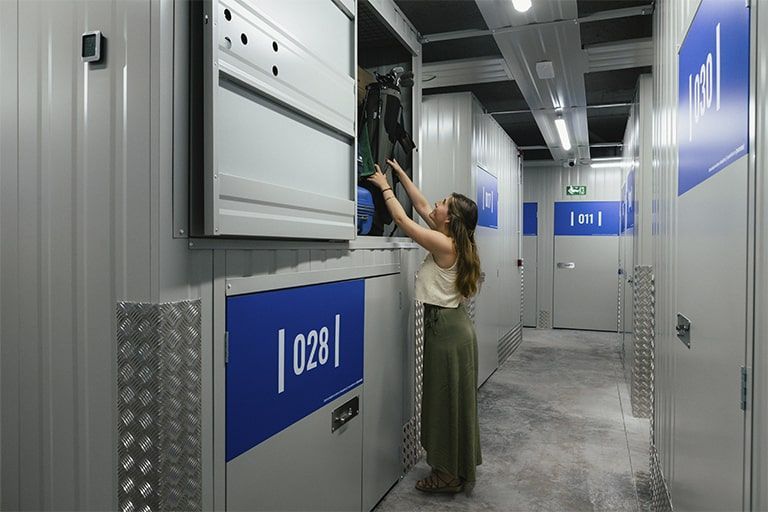 TRASTEROS COLINDRES 9 Mujer organizando un espacio de almacenamiento
